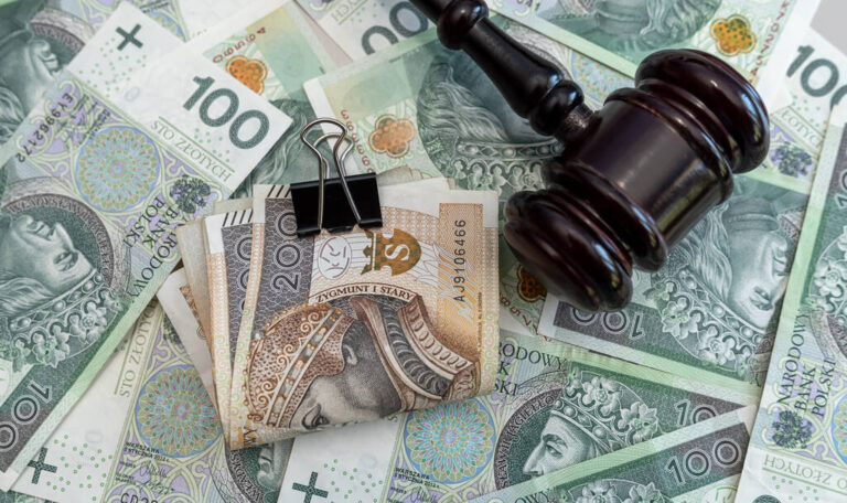 Pieniadze mlotek sad prawnik com